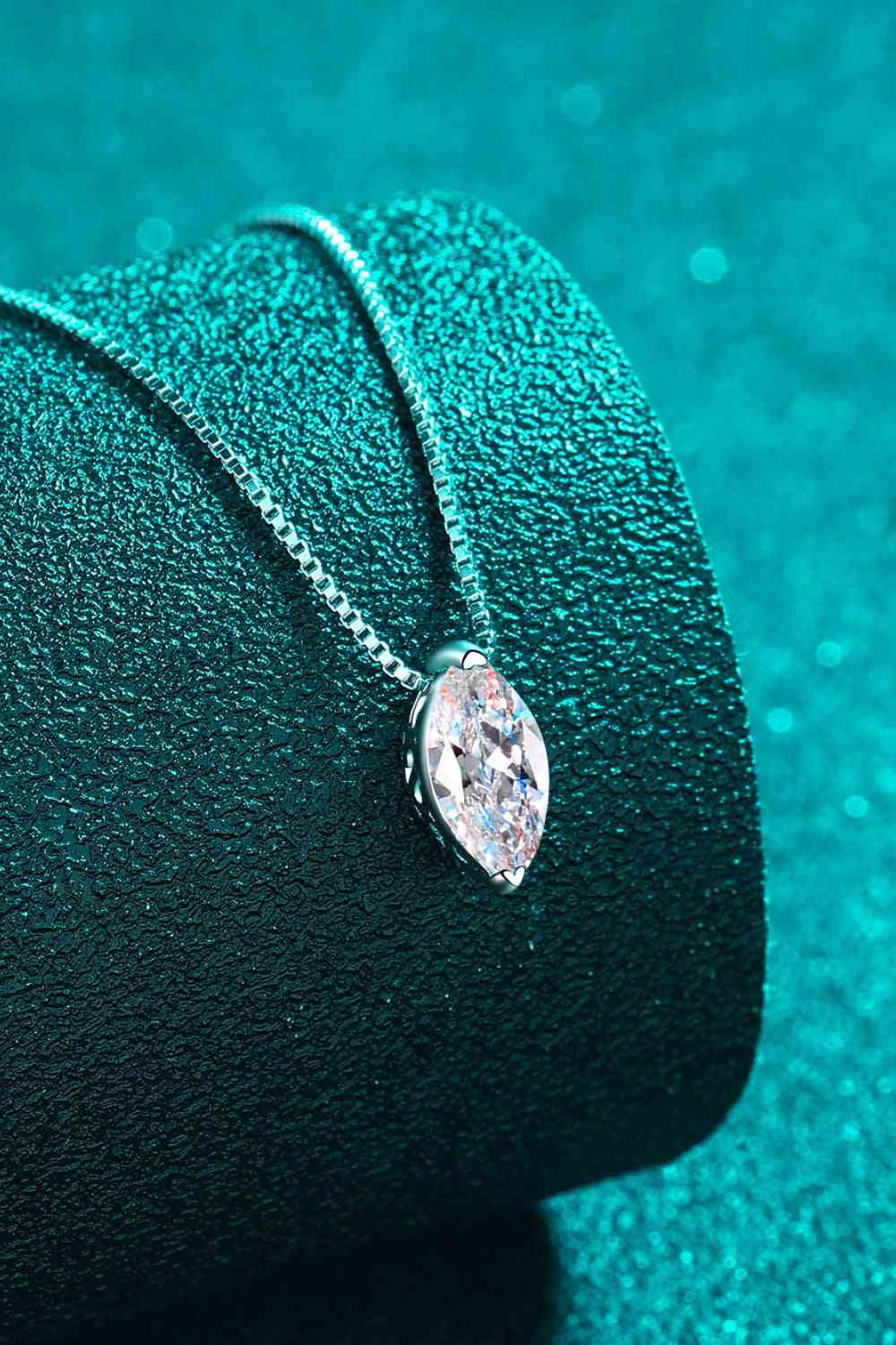 Aurora Adorn: 1-Carat Moissanite Necklace